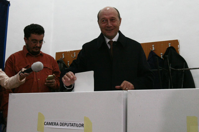 ALEGERI PARLAMENTARE 2012. A votat pe melodia „I love you, B?se!”