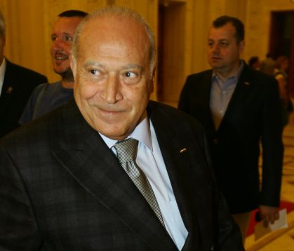 ALEGERI PARLAMENTARE 2012. Dan Voiculescu, escortat la vot de primarul sectorului 4
