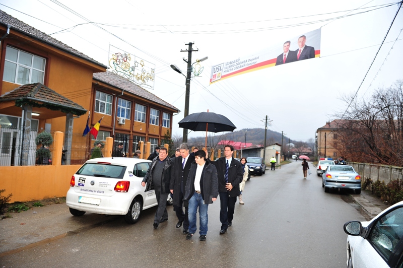 ALEGERI PARLAMENTARE 2012. Zgonea are BANNER URIA? chiar în fa?a sec?iei de votare. REPLICA liderului PSD: „Dac? n-au contestat, ce s? le fac?!”