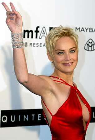 “Am v?zut o lumin? alb?”. M?rturisirile lui Sharon Stone în pragul mor?ii
