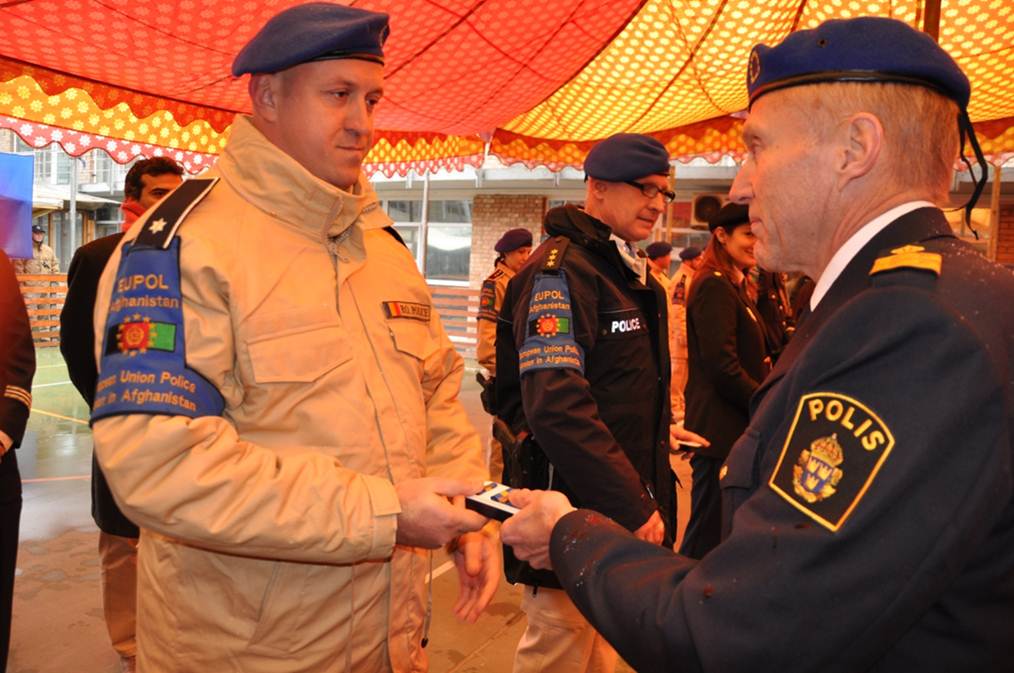 Blama?i acas?, aprecia?i în str?in?tate. ?ASE POLI?I?TI ROMÂNI, DECORA?I ÎN AFGANISTAN