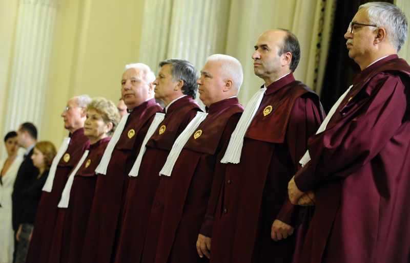 Curtea Constitu?ional?: VOIN?A POPORULUI, DE?I SUVERAN?, NU A FOST RESPECTAT?. 588 DE PARLAMENTARI ÎN LOC DE 469. CURAT ANTICONSTITU?IONAL!