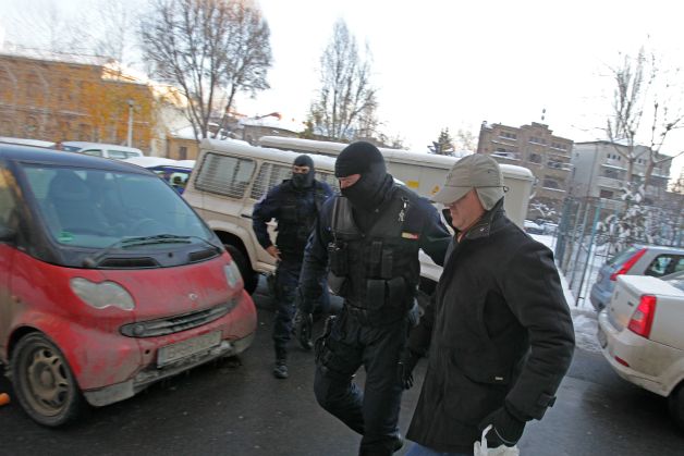 "FANTOMA" LUI CEAU?ESCU BÂNTUIE DOSARUL BANCHERILOR. Nomenclaturi?tii comuni?ti din spatele fraudelor bancare