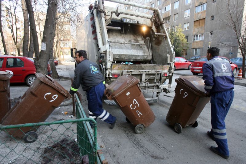 Firmele de salubrizare au "dormit" noaptea trecut?. Oprescu: Utilajele de salubrizare au intervenit abia la 3-4 noaptea