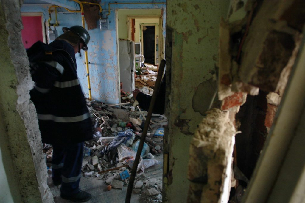 FOCUL a mistuit CASA unei familii pentru c? ma?inile POMPIERILOR s-au ÎMPOTMOLIT în NOROI!