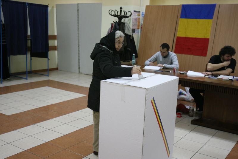 Guvernul caut? solu?ii s?-i scoat? pe studen?i la vot la alegerile parlamentare