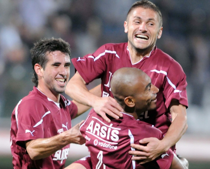 Haos în Giule?ti. Rapidul se scufund?