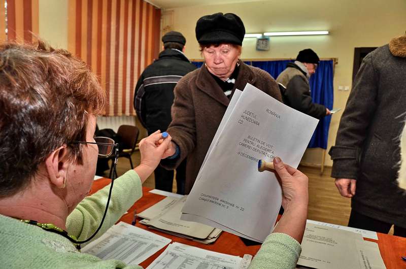 JURNAL DE PE FRONTUL ALEGERILOR. C?L?RA?I. EXCLUSIV. Urna mobil? st? în ma?in?, buletinelede vot în buzunare