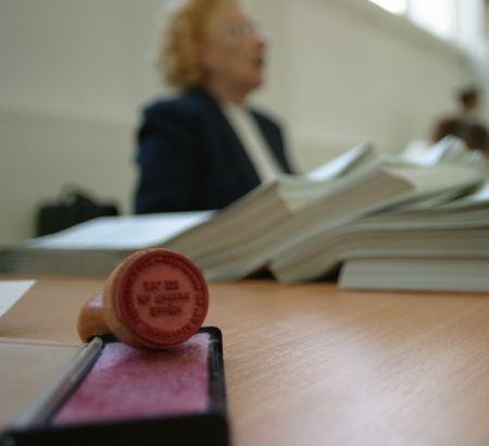 JURNAL DE PE FRONTUL ALEGERILOR. Un pre?edinte de comisie din Caracal a dat afar? ziari?tii din sec?ia de votare