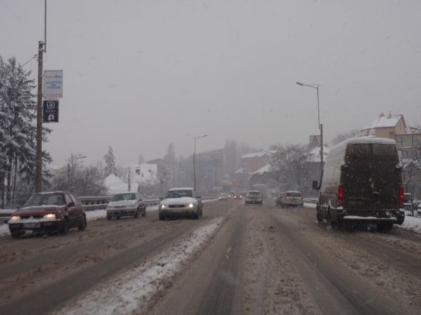 JURNAL DE PE FRONTUL ALEGERILOR. Z?pezile acoper? nordul Moldovei. În sud, lapovi?a ?ine oamenii în cas?
