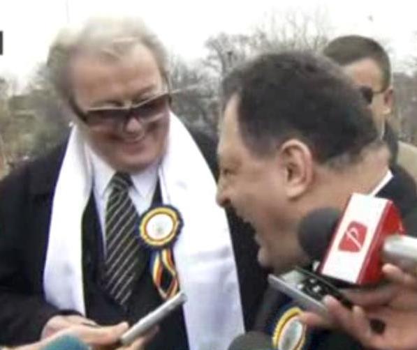 MARTOR LA HUIDUIELI. Corneliu Vadim Tudor: “Eu am fost acolo ?i depun m?rturie c? i-au fluierat ?i i-au luat cu “huooo!” pe Antonescu ?i Ponta”