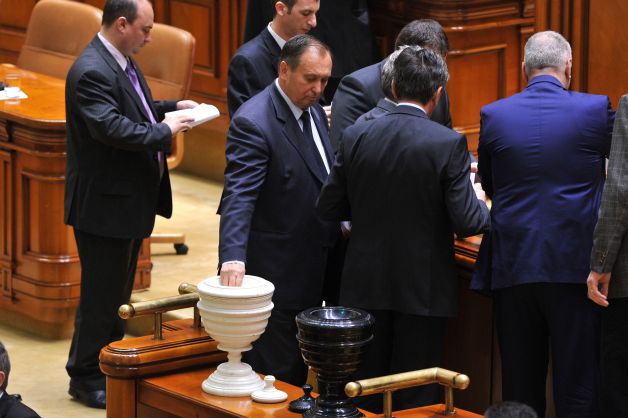 Parlamentarii noi ?i vechi îi înfrunt? pe procurorii DNA din prima ?edin??