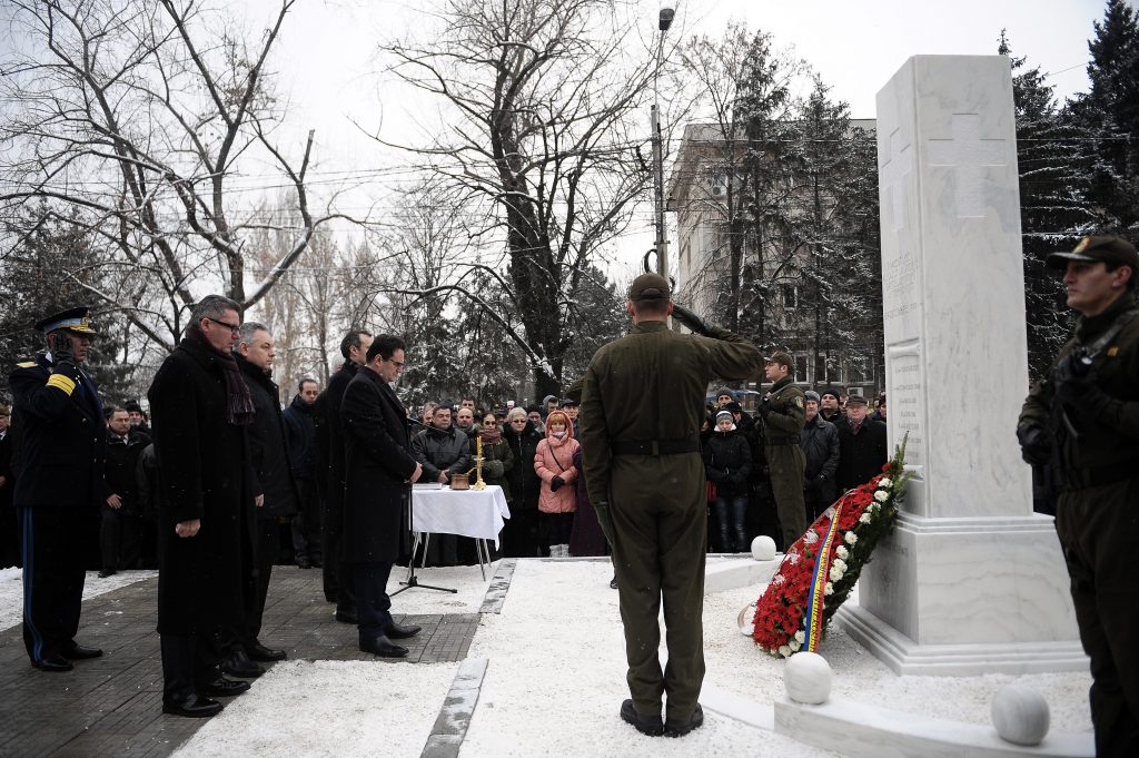 REABILITARE DUP? 23 DE ANI. SRI a ridicat un monument al lupt?torilor antiterori?ti, în locul în care au fost uci?i „terori?tii” din Decembrie 1989