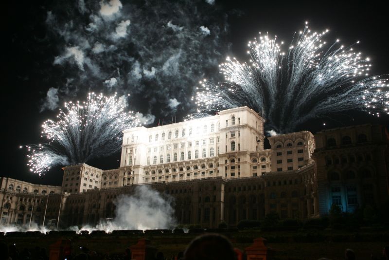 REVELION cu Grasu XXL ?i acroba?i