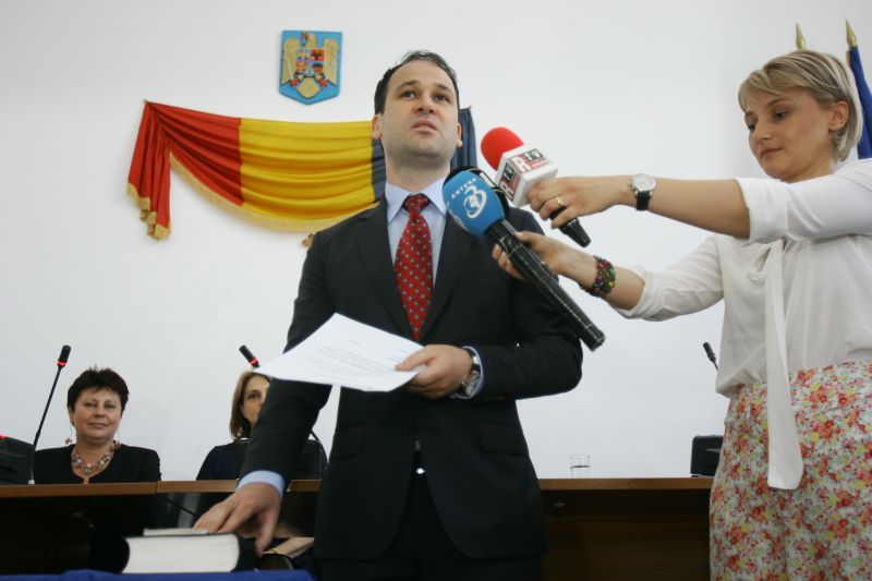 Robert Negoiţă: Amendă 500 de lei pentru cei care aruncă gunoiul pe stradă şi ţeapa "taxă zero la gunoi"
