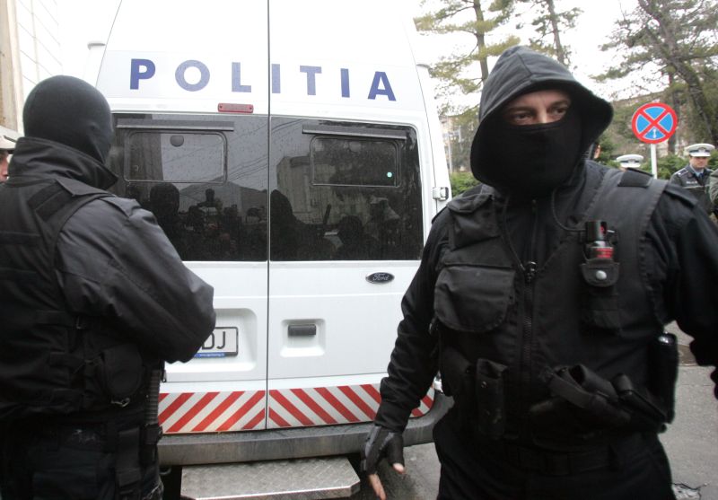 SCHIMB DE INFRACTORI. Poli?i?tii români au prins opt str?ini urm?ri?i, ceilal?i au g?sit 18 de-ai no?tri