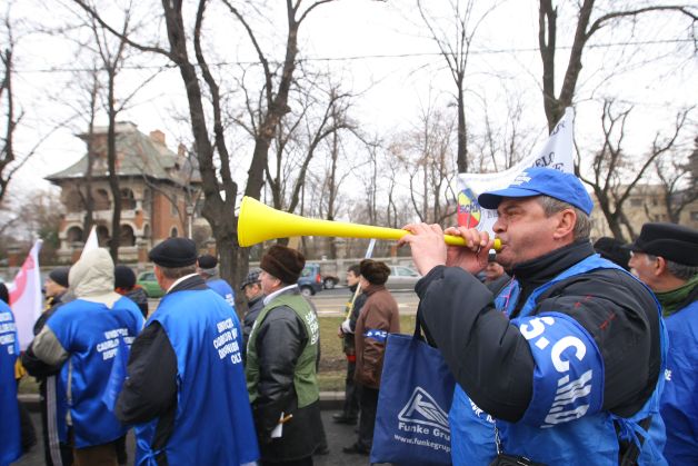 Sindicatele amenin?? cu proteste: "A?teptam angaj?ri ?i drepturi salariale"