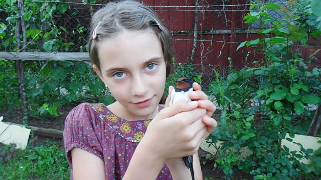 COPII CUMINŢI. Eva Mihaela citeşte toate cărţile care îi pică în mână