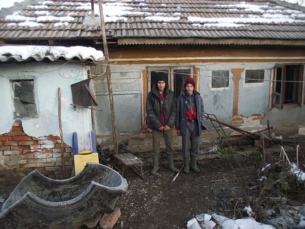 COPII CUMINŢI. Fraţii fără mamă care n-au avut niciodată un Crăciun adevărat