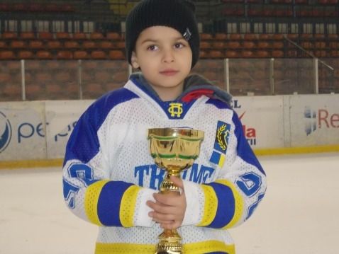 COPII CUMINȚI. Robert, micul hocheist care-şi doreşte un patinoar