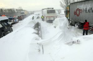 Accident în lanţ pe A2. 20 de mașini implicate, o persoană a fost prinsă între fiare