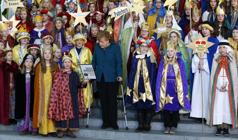 ANGELA MERKEL, în cârje, după accidentul de la schi