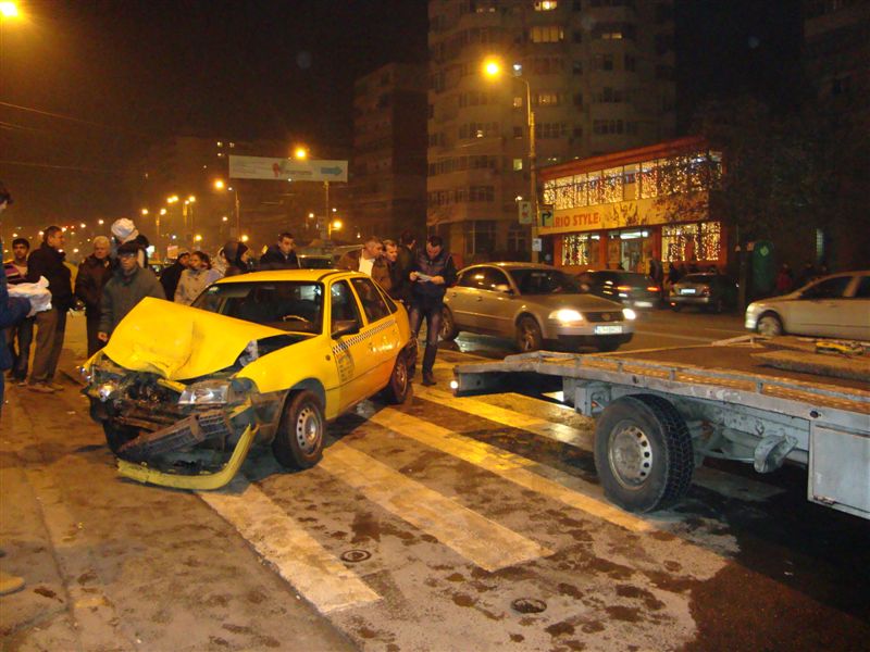 Antrenorul juniorilor de la Academia Gheorghe Hagi a provocat un accident în lanţ după ce i s-a făcut rău la volan