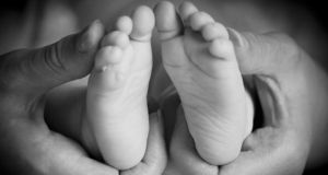 Aproape 600 de tătici din Hunedoara stau acasă să-şi crească pruncii