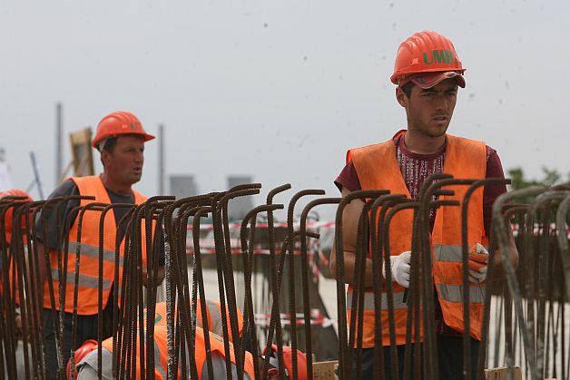 Autostrăzi construite cu viteza melcului și în 2014