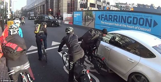 BĂTAIE ÎN TRAFIC. Biciclist LOVIT pentru că a cerut să fie RESPECTAT