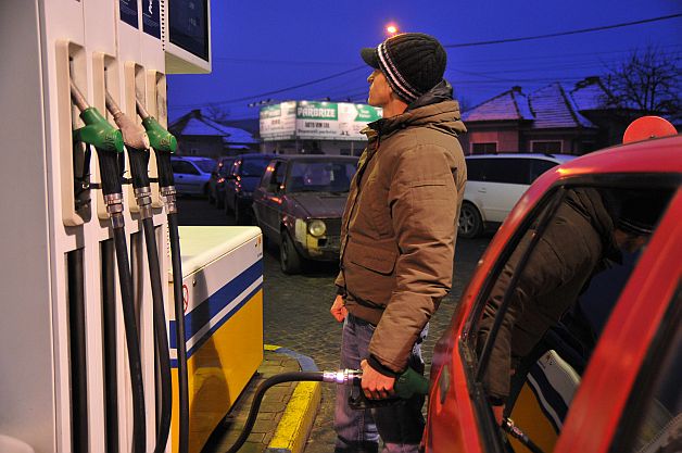 BENZINA s-a SCUMPIT chiar dacă s-a AMÂNAT majorarea accizelor la carburanți cu 7 eurocenți/litru