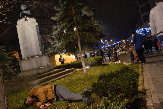 BEŢIVANUL REVELIONULUI. A adormit lângă statuie şi a fost luat de Salvare