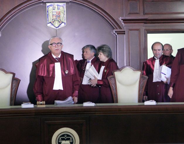 CCR decide marţi sesizarea privind legea referitoare la posturi şi la reducerea cheltuielilor la autorităţi