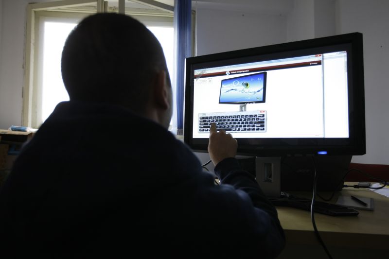 Ce ţi se întâmplă când stai ONLINE. Efectele NEŞTIUTE ale timpului petrecut pe Internet