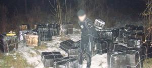 CONTRABANDĂ PE SUB APĂ. Ţigări netimbrate transportate prin apa râului Tisa de un contrabandist - scafandru