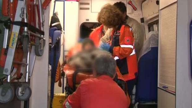 Copil de doi ani, salvat de jandarmi după ce rămăsese blocat în mașină