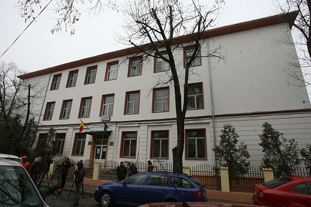 Dată afară, învăţătoarea şpăgară se poate întoarce la catedră