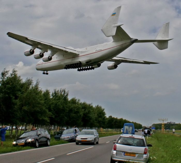 De ce NU transportă PASAGERI. AVIONUL incredibil al inginerilor SOVIETICI / GALERIE FOTO