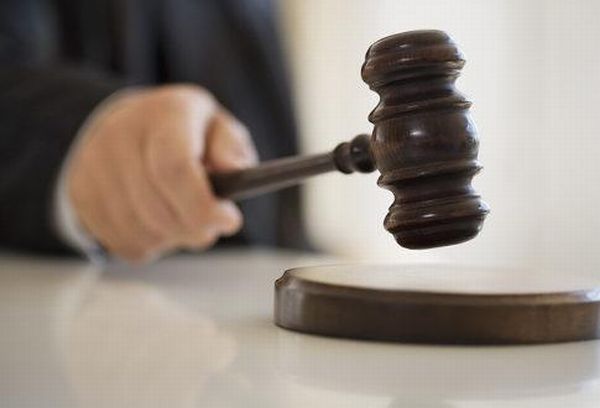 Doi primari şi doi foşti funcţionari publici, condamnaţi la închisoare pentru corupţie