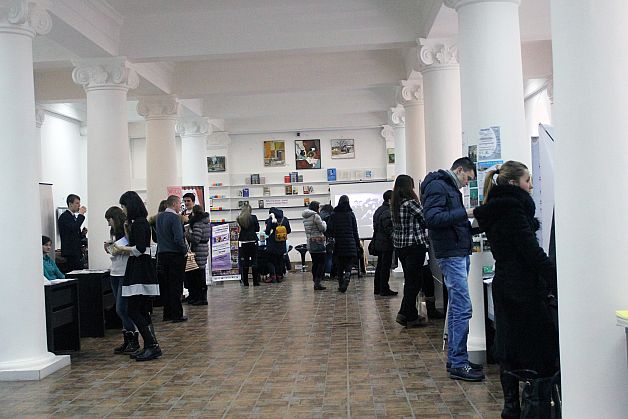 EVZ CHIŞINĂU. Pregatiti pentru exod! Elevii au mers la "târgul oportunităţilor" pentru a afla cum pot pleca din ţară