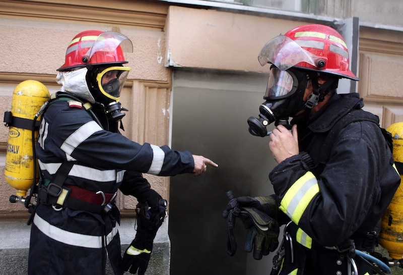 EXPLOZIE urmată de incediu. Doi angajați de la compania de gaz, RĂNIȚI