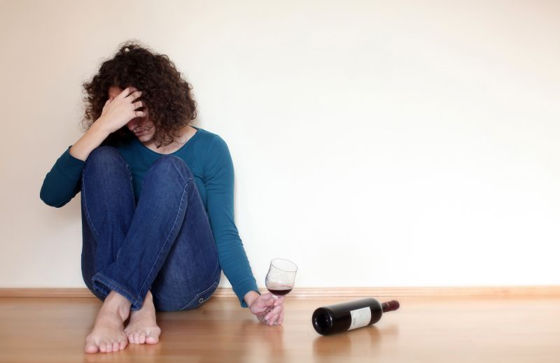 FENOMEN PERICULOS. Oamenii care „fumează” alcoolul ca SĂ SE ÎMBETE FĂRĂ A SE ÎNGRĂȘA