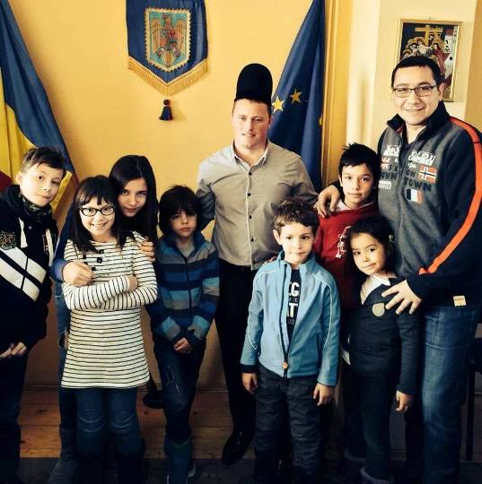 Ghiță Ciobanul l-a LUAT PESTE PICIOR pe Ponta într-un mod umilitor. Cum a răspuns celor supărați că s-a pozat cu premierul