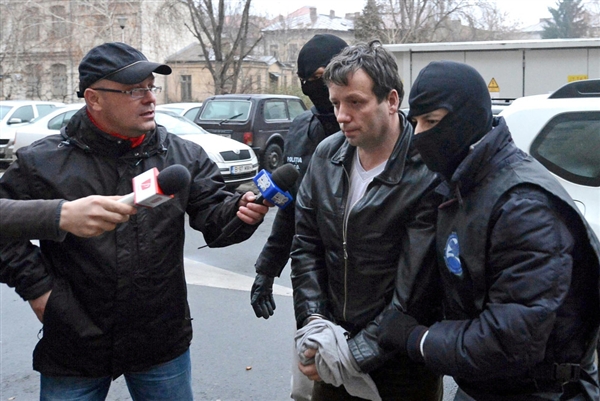 Hackerul Guccifer, ARESTAT. El s-a oferit să îi dea informaţii lui Dan Voiculescu despre șefului SRI, George Maior