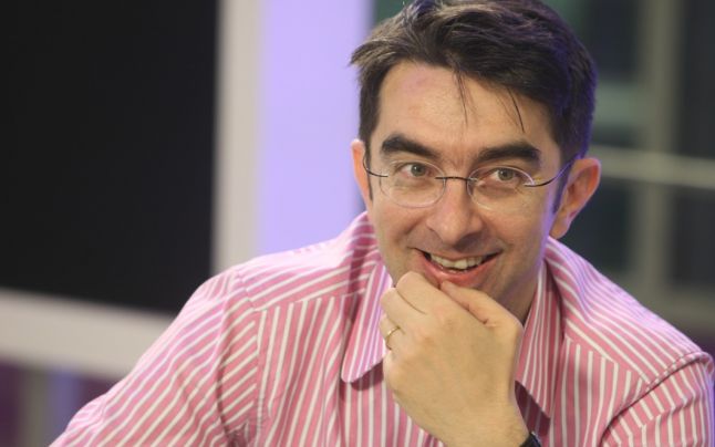 INCREDIBIL. Ce face mama lui Găinuşă cu patru mobile?