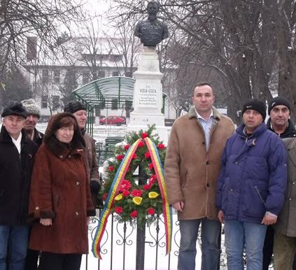 INCREDIBIL, dar adevărat. Angajaţii PRIMĂRIEI au furat COROANA DE FLORI de la STATUIA lui Cuza din Mărăşeşti
