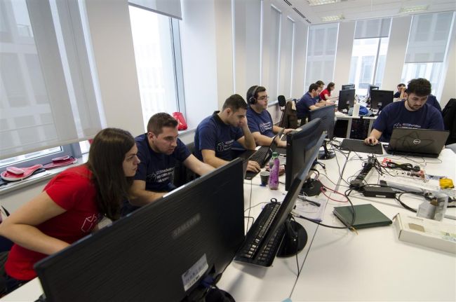 Inovaţie IT: un grup de tineri a născocit aplicaţia mobilă prin care poţi controla de la distanţă mixerul de acasă