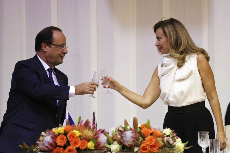 Iubita lui François Hollande a ieşit din spital