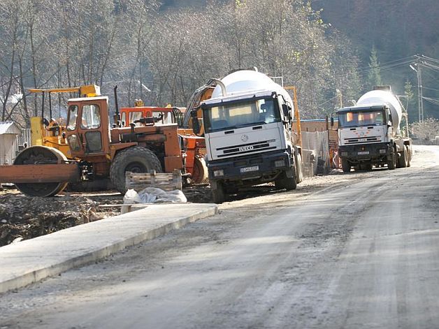 Jaf de proporţii pe bani europeni. Au folosit un beton mai ieftin şi s-au îmbogăţit cu 5 milioane de lei