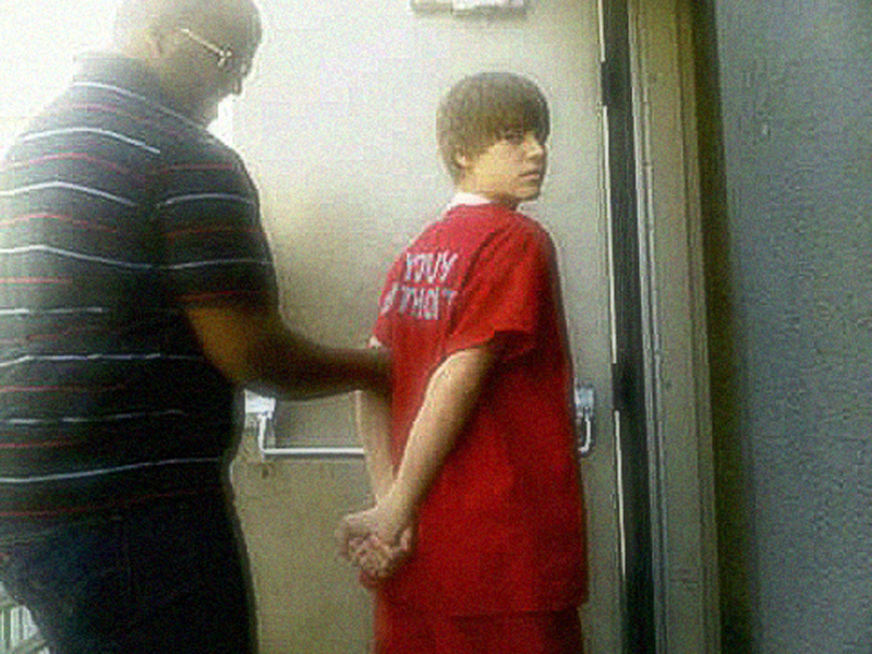 Justin BIEBER ARESTAT! Se PRĂBUŞEŞTE idolul ADOLESCENTELOR din lumea întreagă? / GALERIE FOTO